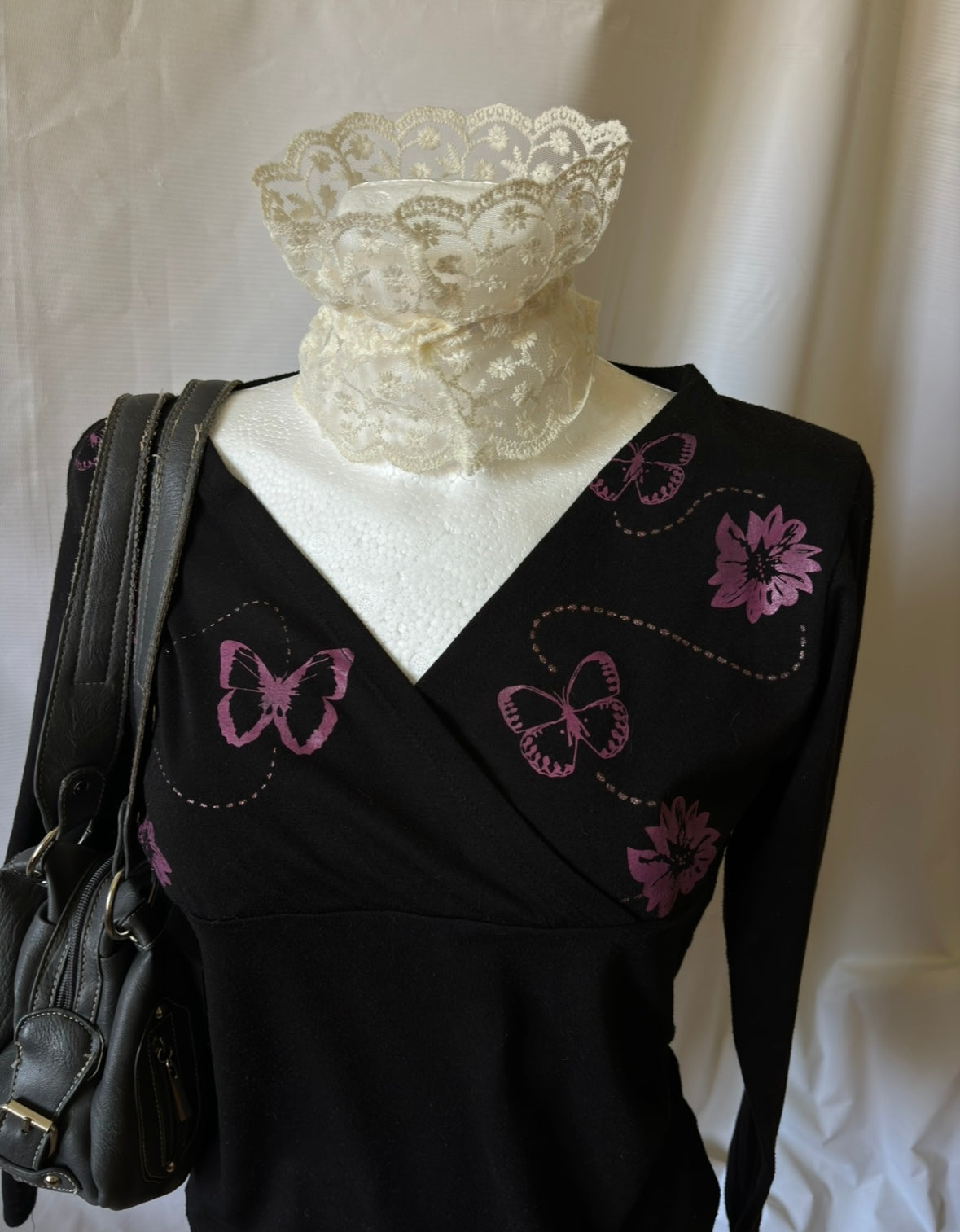 Czarna bluzka z motylkami i kwiatami – vintage boho
