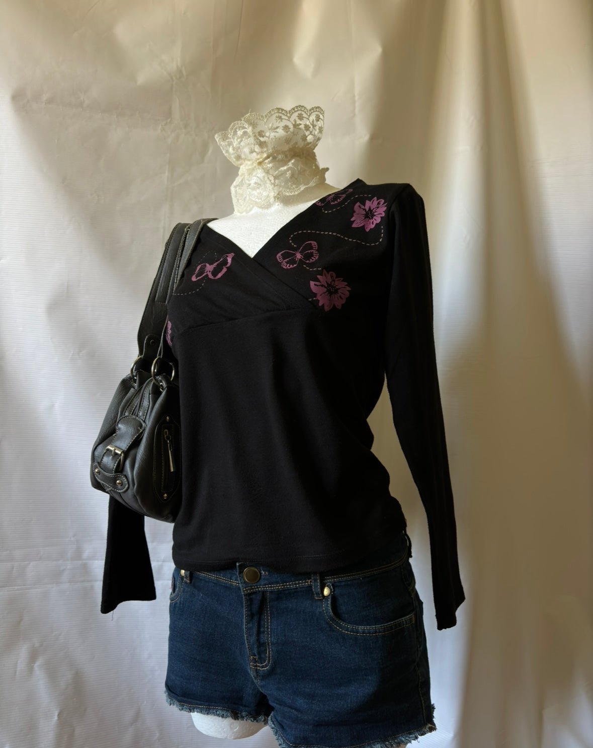 Czarna bluzka z motylkami i kwiatami – vintage boho
